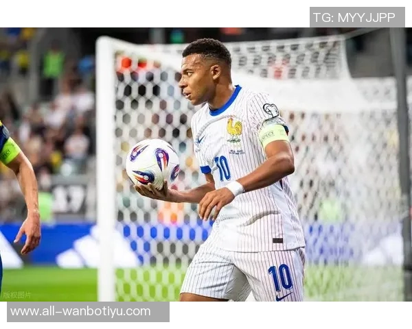 姆巴佩争抢中意外倒地主动示意换人球迷心忧望无大碍 姆巴佩争抢中意外倒地主动示意换人球迷心忧望无大碍